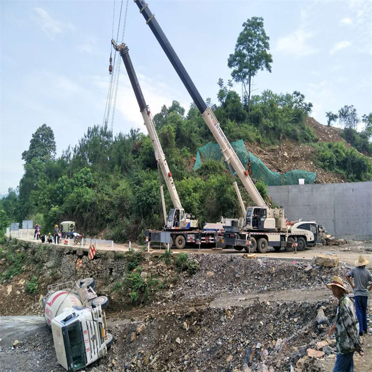 石台县汽车掉沟里叫吊车救援要多少钱